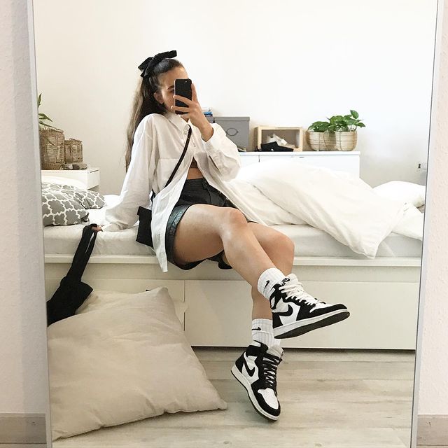 outfit giày air jordan 1 đen trắng panda cùng quần short nữ